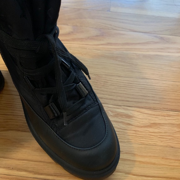 Moncler boots 8.5 - Picture 2 of 10